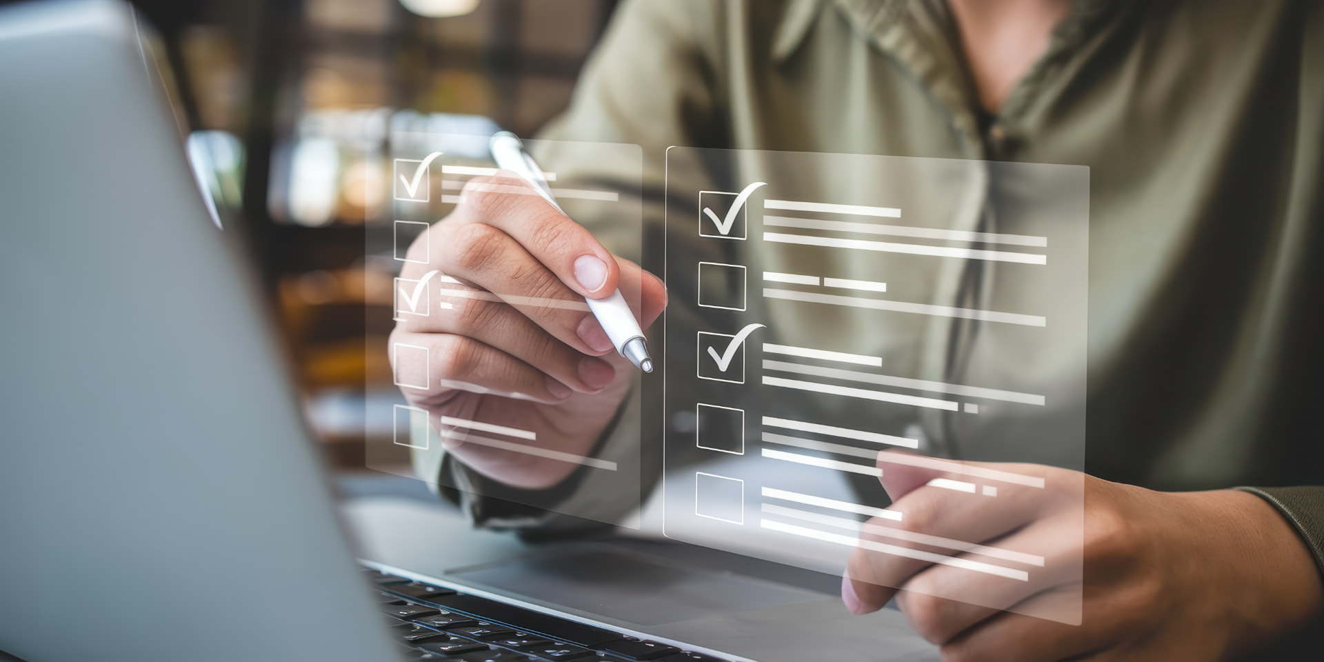 Hände an einer digitalen Checkliste auf einem Laptop