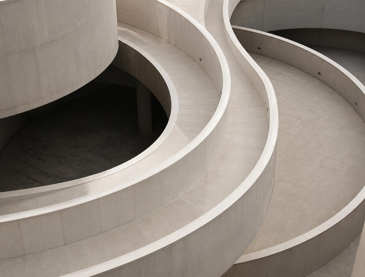 Miteinander verbundene geschwungene Wege in heller Architektur